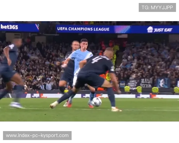 泰山压顶！哈兰德在禁区内高高跃起头球得分的瞬间魅力